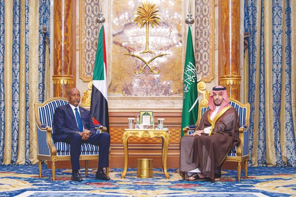 ولي العهـد يلتقــي الـبـرهـان ويبحث مع الرئيس الصيني المستجدات