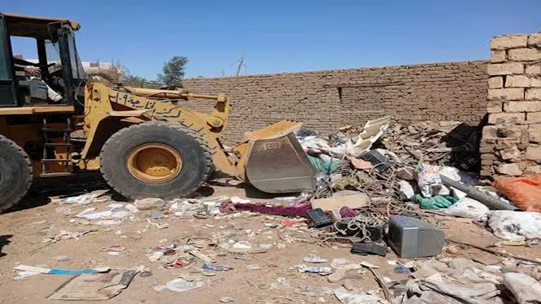 حملة مكبرة لإزالة بؤر التلوث والعشوائيات بمدينة الخارجة