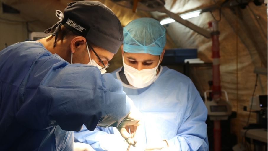المستشفى الميداني الأردني جنوب غزة/10 يجري عملية نوعية لاستئصال ورم ضخم في الرقبة
