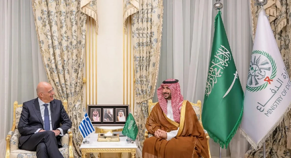 وزير الدفاع ونظيره اليوناني يستعرضان التعاون المشترك بين البلدين في المجال العسكري والدفاعي
