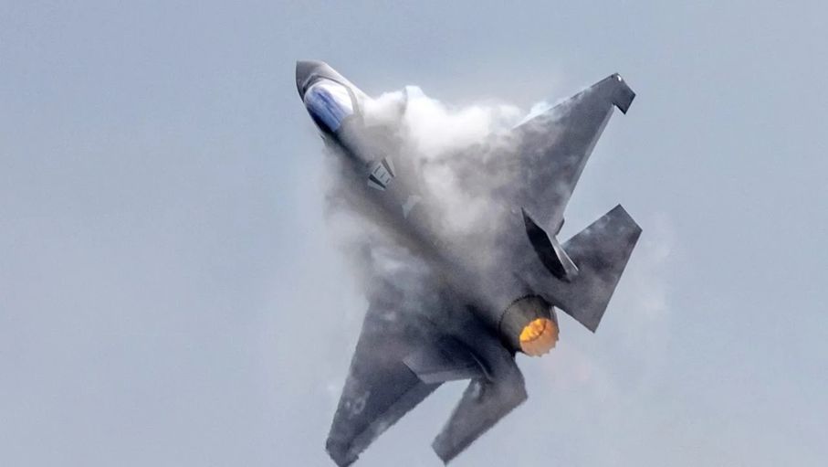 الاحتلال الإسرائيلي يسقط طائرة إيرانية من طراز YAK-130 في أول اشتباك جوي بالحرب