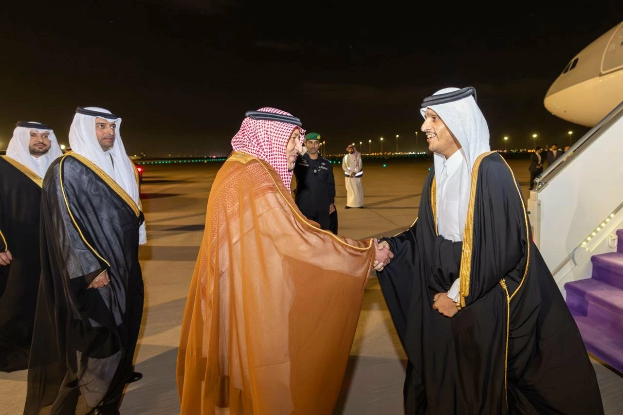 رئيس مجلس الوزراء وزير خارجية قطر يصل إلى الرياض