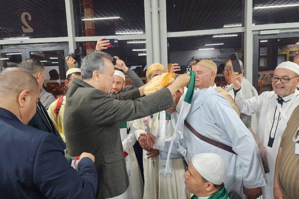 حج 2026.. مغادرة أول فوج من مطار وهران نحو البقاع المقدسة