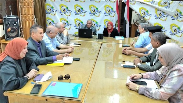 مندوبو لجان سير امتحانات الدبلومات الفنية بالفيوم يتسلمون أسئلة اليوم الثاني