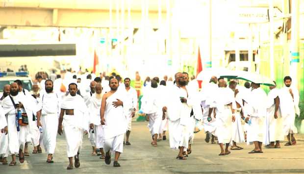 لبيك اللهم لبيك.. ضيوف الرحمن يتدفقون إلى مشعر منى لقضاء يوم التروية (فيديو)
