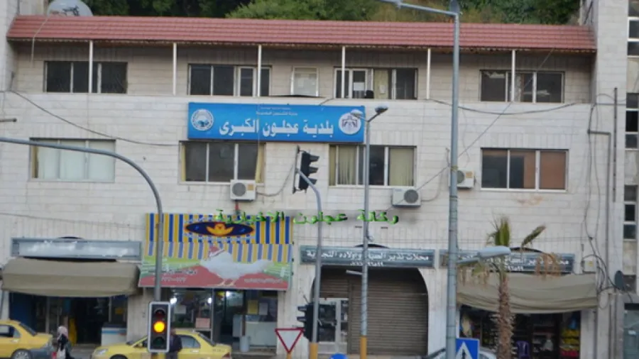 بلدية عجلون تنفذ خطة عمل لتوفير بيئة مناسبة للمواطنين في العيد