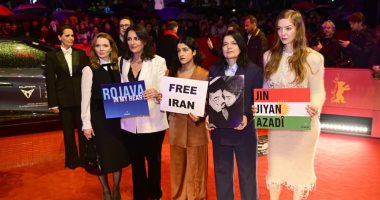 رفع لافتات إيران حرة على السجادة الحمراء لمهرجان برلين السينمائي