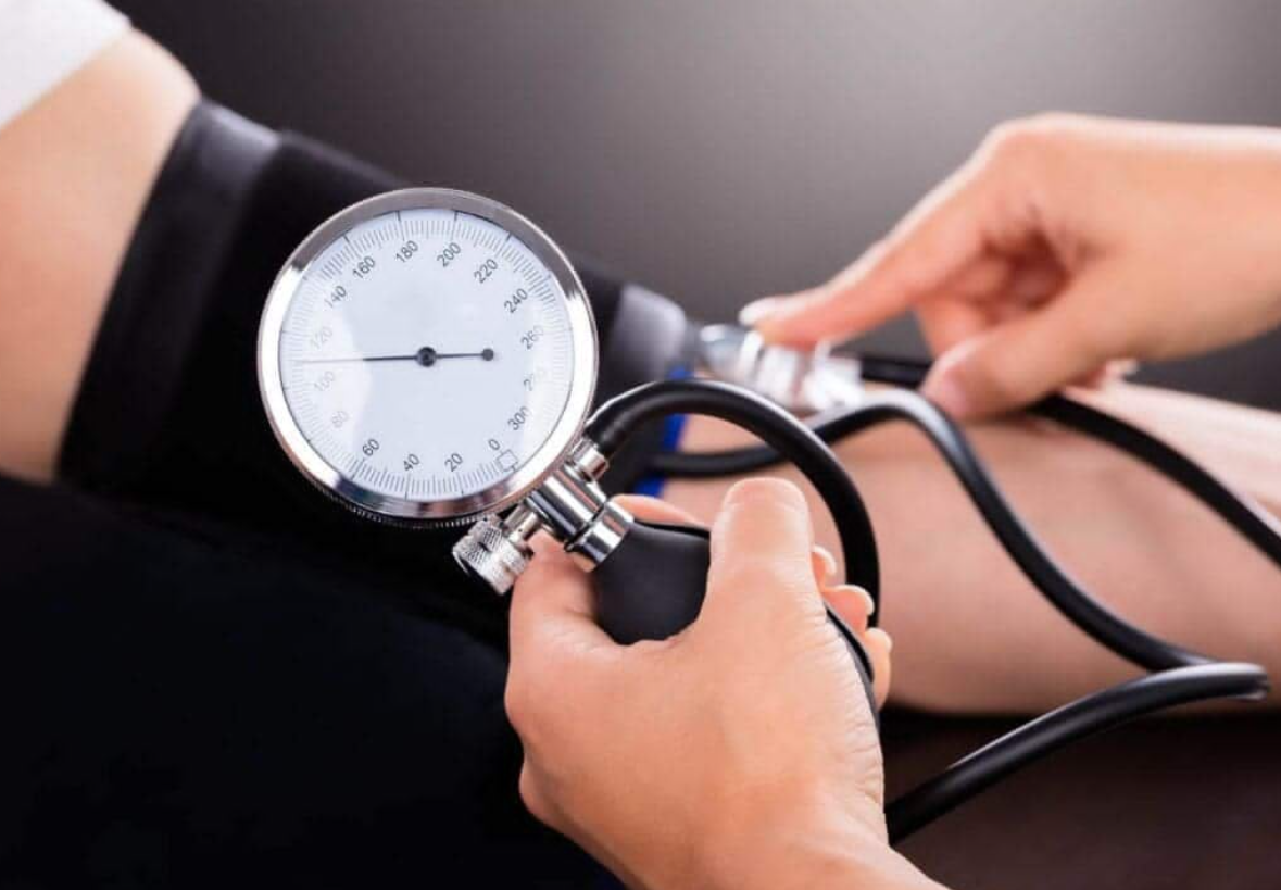 10 أخطاء قد تُؤثر على دقة قياس ضغط الدم