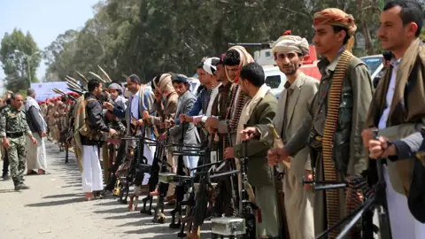 تعزيزات حوثية مكثفة في البيضاء عبر “كتائب قبلية” لإعادة ترتيب الجبهات