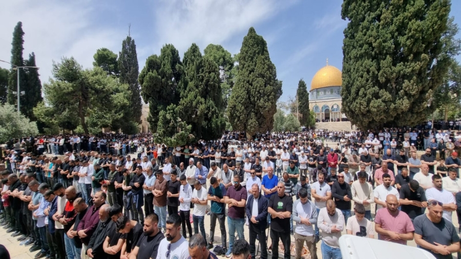 65 ألفا يؤدون صلاة الجمعة في المسجد الأقصى