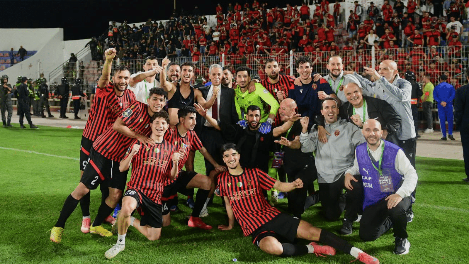 بالفيديو.. القنصل الجزائري بالمغرب يحتفل مع لاعبي اتحاد العاصمة بعد الفوز على أسفي