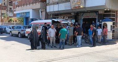 لحظة نقل جثمان والدة أحمد حلمي لأداء صلاة الجنازة بأحد مساجد بنها