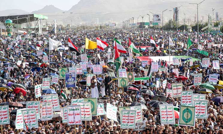 متظاهرون يمنيون يطالبون “الحوثي” بمواصلة العمليات ضد إسرائيل وأمريكا- (صور)