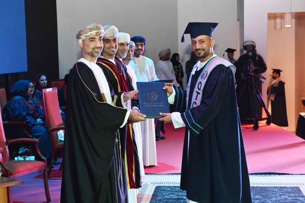 كلية عُمان للسياحة تحتفل بتخريج دفعة (2026) من طلابها