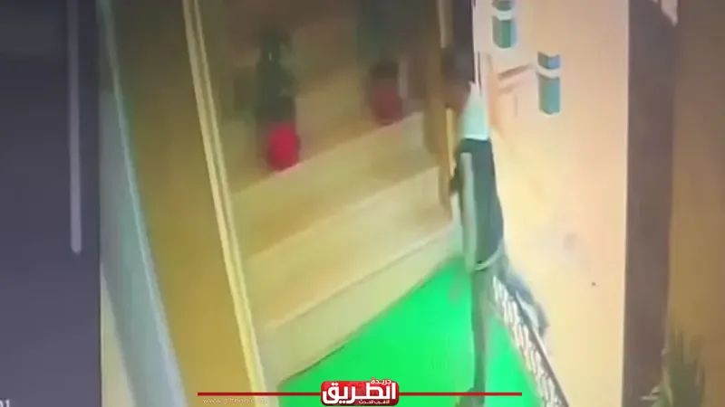 سقوط الأخلاق قبل السرقة.. كاميرات ترصد شابًا يعبث بممتلكات مسجدين بالشرقية