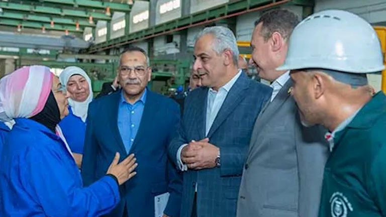 تفاصيل جولة جمبلاط بشركة حلوان للصناعات