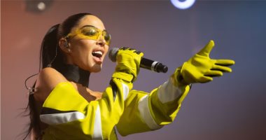 بعد إعلان مغنية بريطانية إصابتها.. ما هو شلل الوجه النصفى