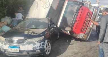 رفع أثار حادث اصطدام سيارة نقل بتوك توك وملاكى فى المنصورة