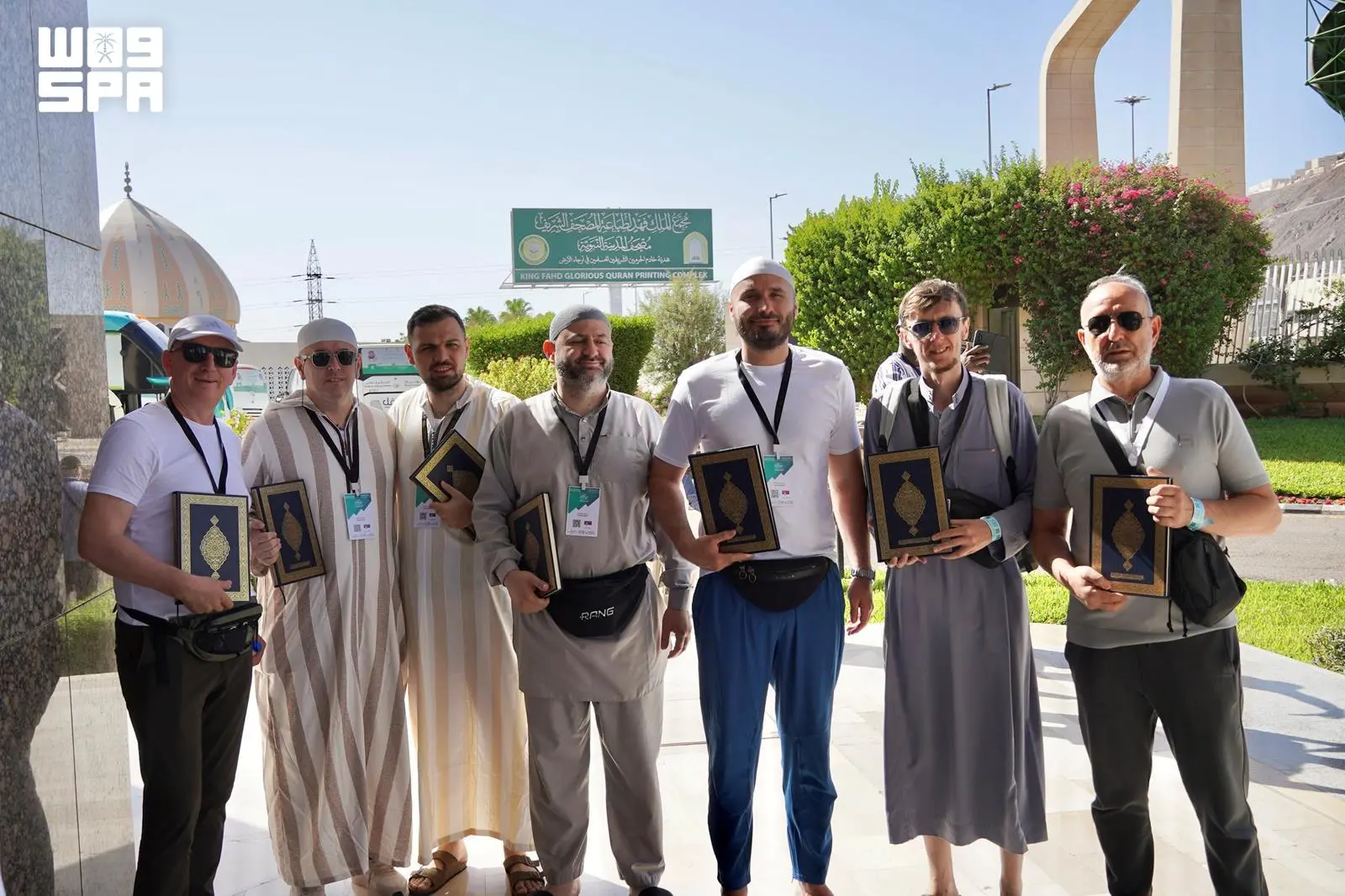 ضيوف برنامج خادم الحرمين يزورون مجمع الملك فهد لطباعة المصحف الشريف بالمدينة المنورة