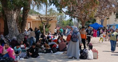 فسيخ ورنجة.. شاهد الإسكندرانية يستمتعون بعيد شم النسيم داخل حديقة حيوان النزهة