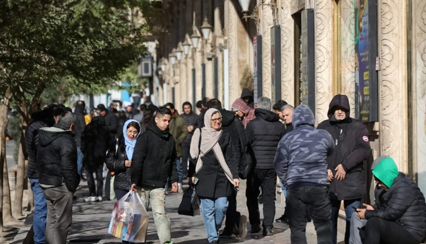 بين شلل القلق وغلاء الأسعار.. كيف يستعد الإيرانيون للحرب؟
