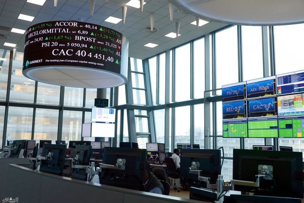 أسهم أوروبا تتراجع مع تفاقم حالة الضبابية بشأن الرسوم الأمريكية
