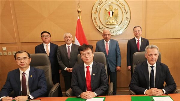 وزير الكهرباء يشهد توقيع اتفاقيتين لإنشاء محطتين لتخزين الطاقة بنظام البطاريات