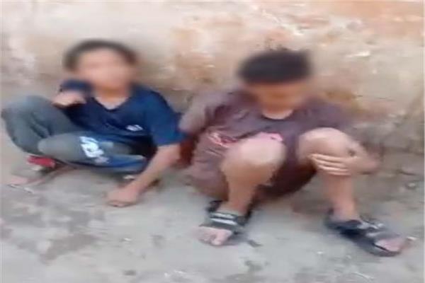ضبط طفلين وشقيق مروج مخدرات بالمنيا بعد تداول فيديو يظهرهما في حالة عدم اتزان