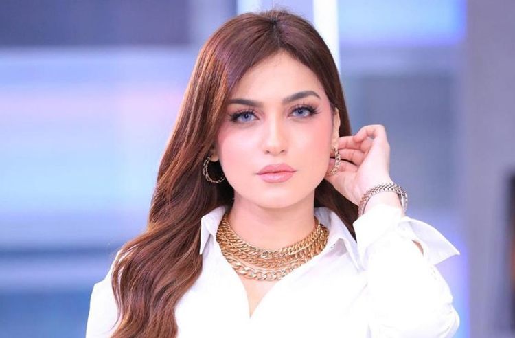 ياسمين عز تستعرض سيارتها الفاخرة الجديدة برسالة عن النجاح وتحقيق الأحلام