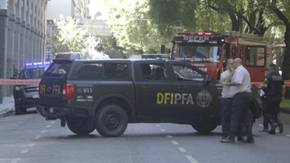 إصابة 3 أشخاص إثر انفجار طرد مشبوه داخل كلية الشرطة في بوينس أيرس