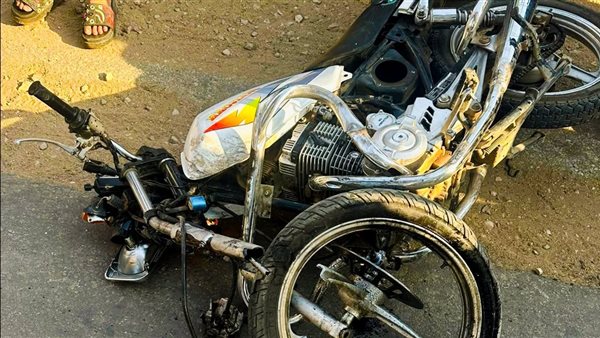 إصابة 3 أشخاص إثر انقلاب موتوسيكل بسبب السرعة الجنونية بطريق "السنطة