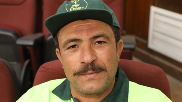 سلم المبلغ لصاحبه ورفض المكافأة، محافظ القاهرة يكرم عامل نظافة عثر على نصف مليون جنيه