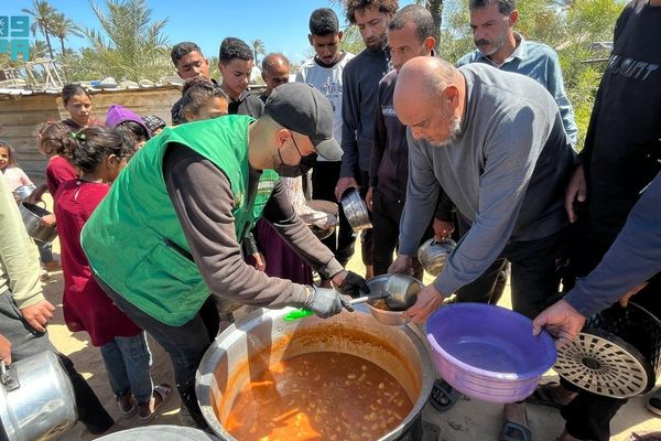 المملكة تواصل توزيع الوجبات الغذائية الساخنة في قطاع غزة​