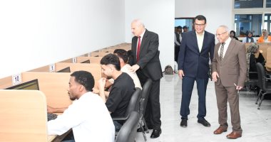 رئيس جامعة القناة يتابع الامتحانات بكليتى العلوم والصيدلة