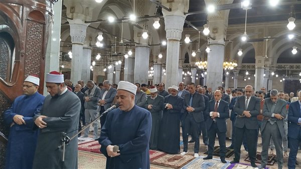 الآلاف يؤدون صلاة التراويح بمسجد السيد البدوي في الليلة الأولى من شهر رمضان (فيديو)