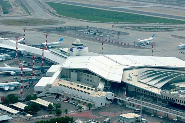 الكويت تقرر إعادة فتح المجال الجوي أمام حركة الطائرات