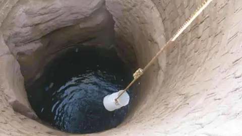 اليمن.. قيادي حوثي ينهي حياة ابنته بإلقائها في جوف بئر