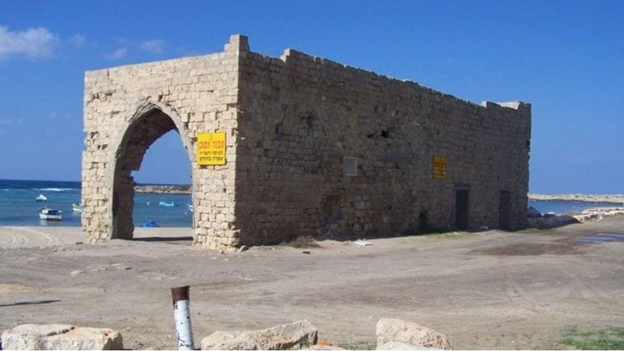 مخطط إسرائيلي لبناء منشأة سياحية فوق مقبرة قرية الطنطورة الفلسطينية