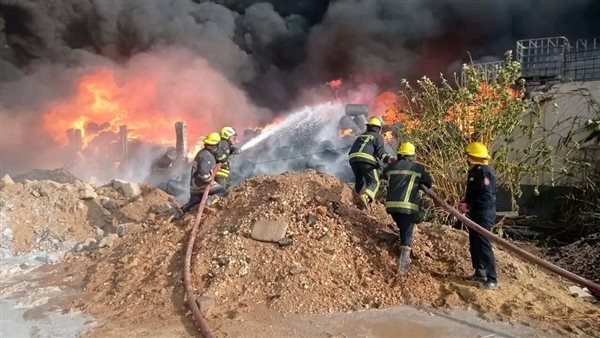 تفاصيل السيطرة على حريق مصنع بالعاشر من رمضان والأدلة الجنائية تعاين موقع الحادث