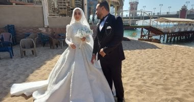 عرسان شم النسيم على شاطئ ستانلي.. أجواء فرح واحتفالات مبهجة