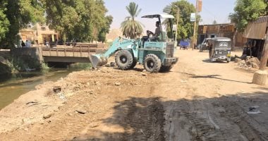 التعامل مع تجمعات الصرف الصحى بقرى نصر النوبة بأسوان
