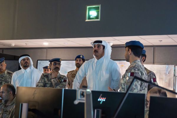 أمير قطر يزور مركز العمليات الجوية