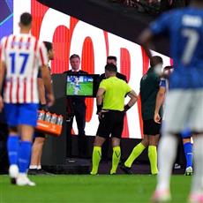 يويفا يوضح سبب إلغاء ركلة جزاء أرسنال أمام أتلتيكو مدريد في ذهاب نصف نهائي دوري أبطال أوروبا