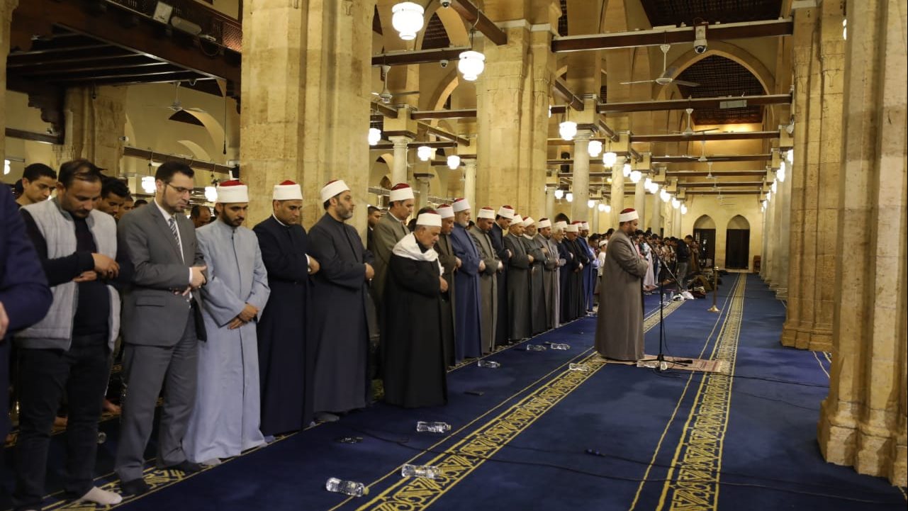 كبار القراء ونجوم دولة التلاوة يواصلون إحياء خامس ليالي رمضان في المساجد الكبرى