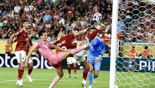 محاولات قوية في الأهلي للتخلص من صداع لاعبه