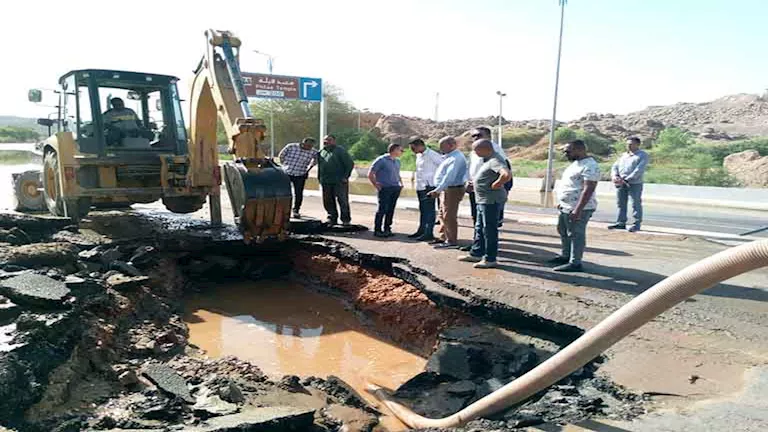 إصلاح كسر خط طرد الكرور فى أسوان بعد 16 ساعة عمل