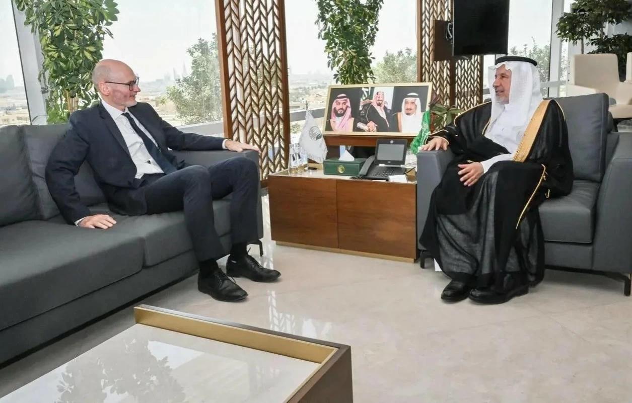 الدكتور عبد الله الربيعة يلتقي سفير المملكة المتحدة لدى المملكة