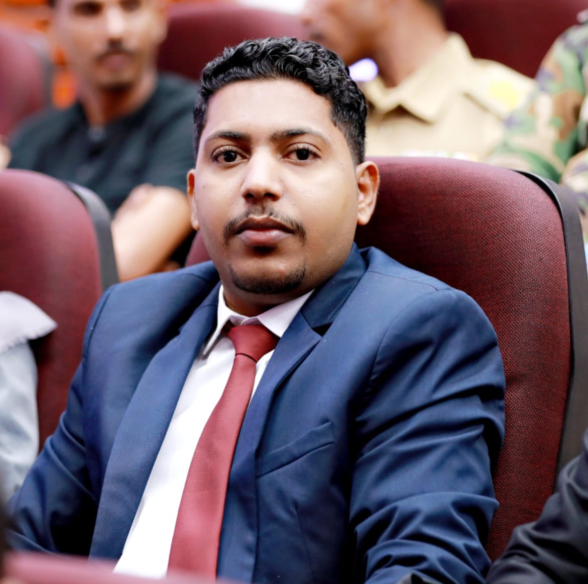 بين ظلام الخدمات وصوت الشارع.. المواطن في حضرموت وعدن يدفع الثمن
