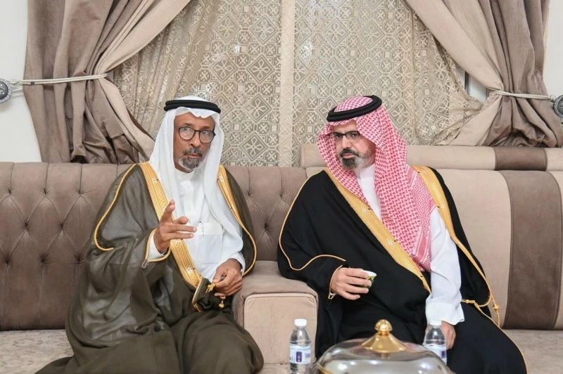 نائب أمير جازان يقدّم واجب العزاء لعضو اللجنة المركزية لإصلاح ذات البين بالمنطقة