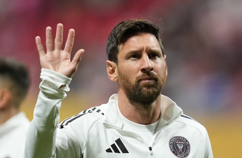 شاهد.. ميسي ينتهي من بناء مجسم لكأس العالم